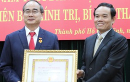 Bí thư Thành ủy TP.HCM Nguyễn Thiện Nhân nhận huy hiệu 40 năm tuổi Đảng