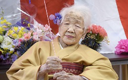 Cụ bà già nhất thế giới ăn bánh sinh nhật tuổi 117 còn khen ngon