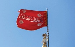 Sự thật về cờ đỏ máu 'lần đầu treo' trên thánh đường ở Iran
