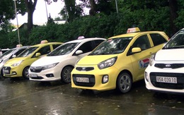 Tài xế taxi chèo kéo khách, đánh tài xế hãng Mai Linh