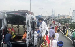 Kẹt cứng đường vào cảng Cát Lái, xe đưa dâu 'chôn chân' trên cầu Phú Mỹ