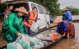 Quà cứu trợ của Tuổi Trẻ về nơi 10 ngày cô lập