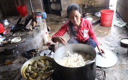2 vợ chồng nghèo vay gạo nấu cơm, cưu mang hơn 60 người dân chạy lũ