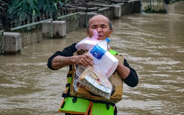 Suất cơm, gói mì nghĩa tình giữa nước lũ tứ bề ở Cẩm Xuyên