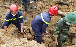 Đường 71 lại sạt lở do bão, chưa thể đưa lực lượng tìm kiếm lên thủy điện Rào Trăng 3