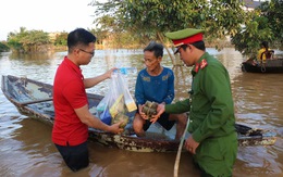 Vietlott phối hợp cùng Trung đoàn CSCĐ Bắc Trung Bộ trao nhu yếu phẩm đến người dân vùng thiên tai