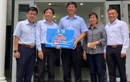 Khánh Việt tặng  5.000 quyển vở cho học sinh vùng lũ miền Trung