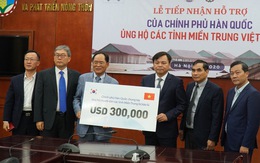 Hàn Quốc trao 300.000 USD hỗ trợ đồng bào miền Trung