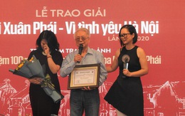 Gia đình thay mặt Phú Quang nhận Giải thưởng Lớn 'Bùi Xuân Phái - Vì tình yêu Hà Nội'