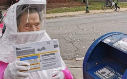 Cụ bà 102 tuổi mặc đồ bảo hộ tự đi bỏ phiếu bầu tổng thống Mỹ