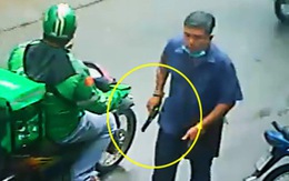 Video người đàn ông rút súng 'dọa' người dân ở Hóc Môn, súng nhựa hay thật?