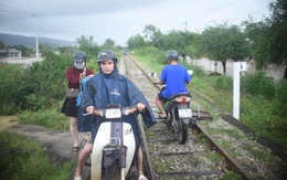 Tránh ngập, người Quy Nhơn phải chạy xe máy... lên đường ray xe lửa