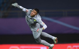 Video: Thủ môn Trung Quốc phản xạ xuất thần phút 90+2 khiến cựu sao Premier League sững sờ