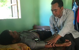 Ông bí thư huyện Mấu Văn Phi chạy xe máy cà tàng khám bệnh cho bà con