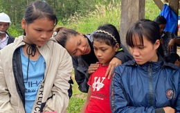 H'Hen Niê thăm người dân Trà Leng: 'Họ nói chuyện trong nước mắt'