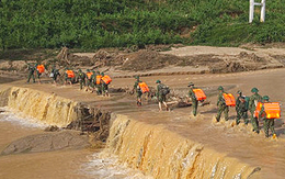 50 cán bộ chiến sĩ vượt suối tràn vào Phước Lộc tìm người mất tích