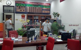 Một kẻ bịt mặt, cầm hung khí xông vào ngân hàng hô to 'lựu đạn'