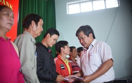 Tặng quà, động viên cho 40 gia đình ngư dân Bình Định gặp nạn trên biển