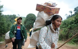 Dân vùng sạt lở đi bộ 4 giờ nhận hàng cứu trợ