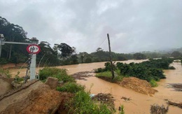 Đoàn du khách TP.HCM mắc kẹt trên núi Tà Giang do mưa lớn, nước suối dâng cao