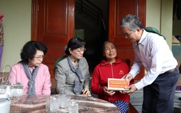 Đoàn đại biểu TP.HCM thăm, hỗ trợ 2,2 tỉ đồng cho Nghệ An khắc phục bão lũ