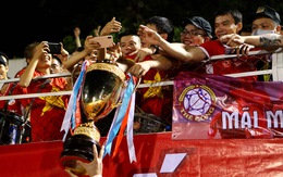 Cầu thủ Viettel đưa cúp vô địch cho CĐV ăn mừng