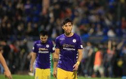 Cầu thủ Hà Nội buồn bã rời sân Cẩm Phả
