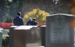Ông Biden đi thăm mộ người con trai đã khuyến khích ông ra tranh cử lần 3