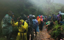 Đoàn du khách bị kẹt trên núi Tà Giang đã xuống núi gặp được người nhà