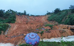 Quảng Ngãi: Sạt lở chặn cả dòng suối, đe dọa một khu tái định cư