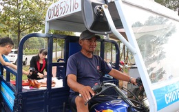 Ông Minh 'cô đơn' tặng 3 xe máy cho sinh viên sau khi được tặng xe mới