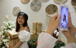 Giới trẻ Sài Gòn xếp hàng chờ chụp ảnh Giáng sinh, quán cà phê chật cứng khách