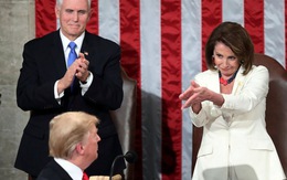 Bà Nancy Pelosi đòi 'túm tóc' ông Trump lôi ra khỏi Nhà Trắng