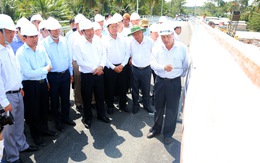 Phó thủ tướng kiểm tra các công trình ngăn mặn tại Vĩnh Long