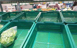 Nhiều khay hàng thiết yếu tại các siêu thị ở TP.HCM bị vét sạch