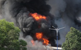 Cháy dữ dội tại nhà máy nệm mút trong khu công nghiệp ở Bình Dương