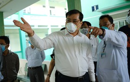 Chủ tịch Đà Nẵng vào khu cách ly thăm bệnh nhân chờ xét nghiệm virus corona