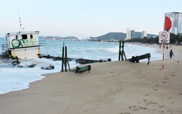 Di dời sà lan gây nguy hiểm cho bãi biển Nha Trang