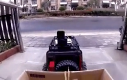Video: Dùng xe điều khiển từ xa để mua thức ăn trong mùa dịch corona
