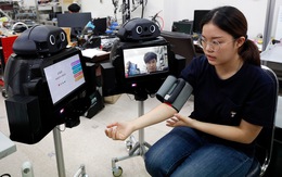 'Y tá robot' giúp bác sĩ thăm khám bệnh nhân COVID-19