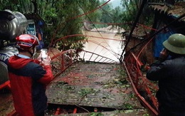 Dông lốc quật đứt cầu treo, mưa đá dày đặc lại xuất hiện ở Lào Cai