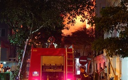 Cháy nhà ở Hà Nội, người dân chạy ùa ra coi dù được yêu cầu giải tán