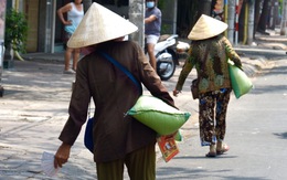 3 người bỏ dở chén trà, mua 1,5 tấn gạo chia cho người nghèo trước giờ cách ly