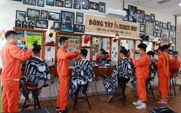 Tiệm cắt tóc giá 2.000 đồng của những anh thợ áo cam