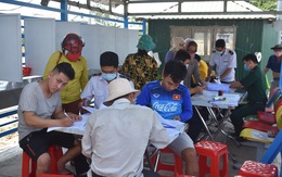 Lập tổ viết tờ khai y tế và đo thân nhiệt tại các bến đò giáp Campuchia