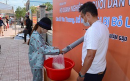 Tiền Giang có 'ATM' phát gạo, trứng, bột ngọt... miễn phí cho người nghèo