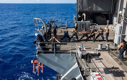 Mỹ sơ tán hàng ngàn thủy thủ khỏi tàu sân bay vì COVID-19