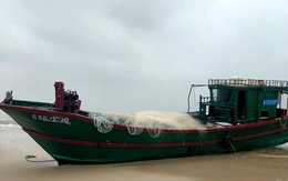 Phát hiện tàu cá có chữ Trung Quốc trôi dạt vào bờ biển