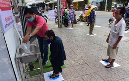 'ATM gạo’ ở Tân Phú tuôn trào nhân ái Sài Gòn 24/24