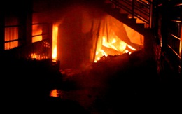 Bãi rác cháy lan, 6 căn nhà ở Biên Hòa bốc cháy trong đêm